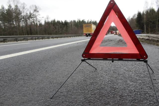 W jakiej odległości ustawić trójkąt na autostradzie, by uniknąć wypadku?