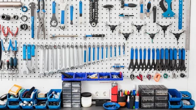 Jakie narzędzia do warsztatu: niezbędne wyposażenie dla każdego majsterkowicza