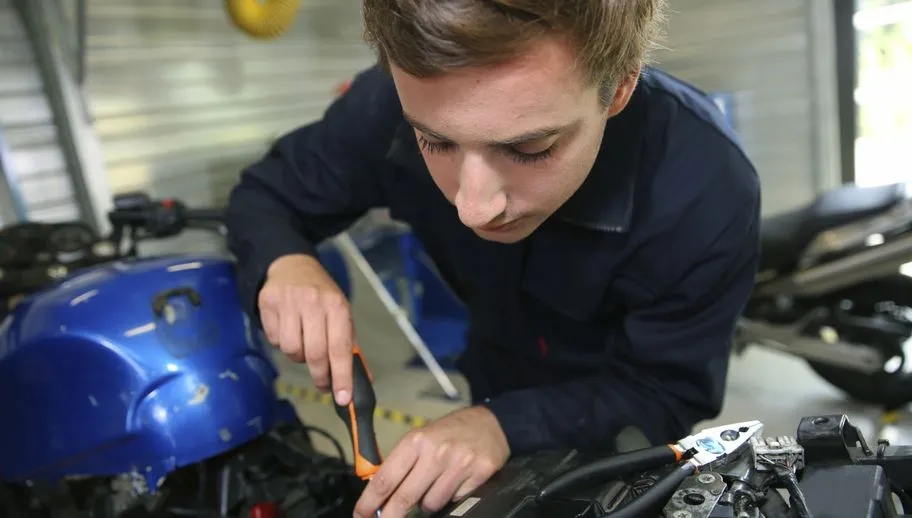 Jakie narzędzia do warsztatu motocyklowego są niezbędne dla każdego mechanika