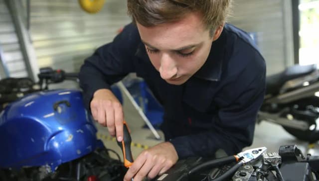 Jakie narzędzia do warsztatu motocyklowego są niezbędne dla każdego mechanika