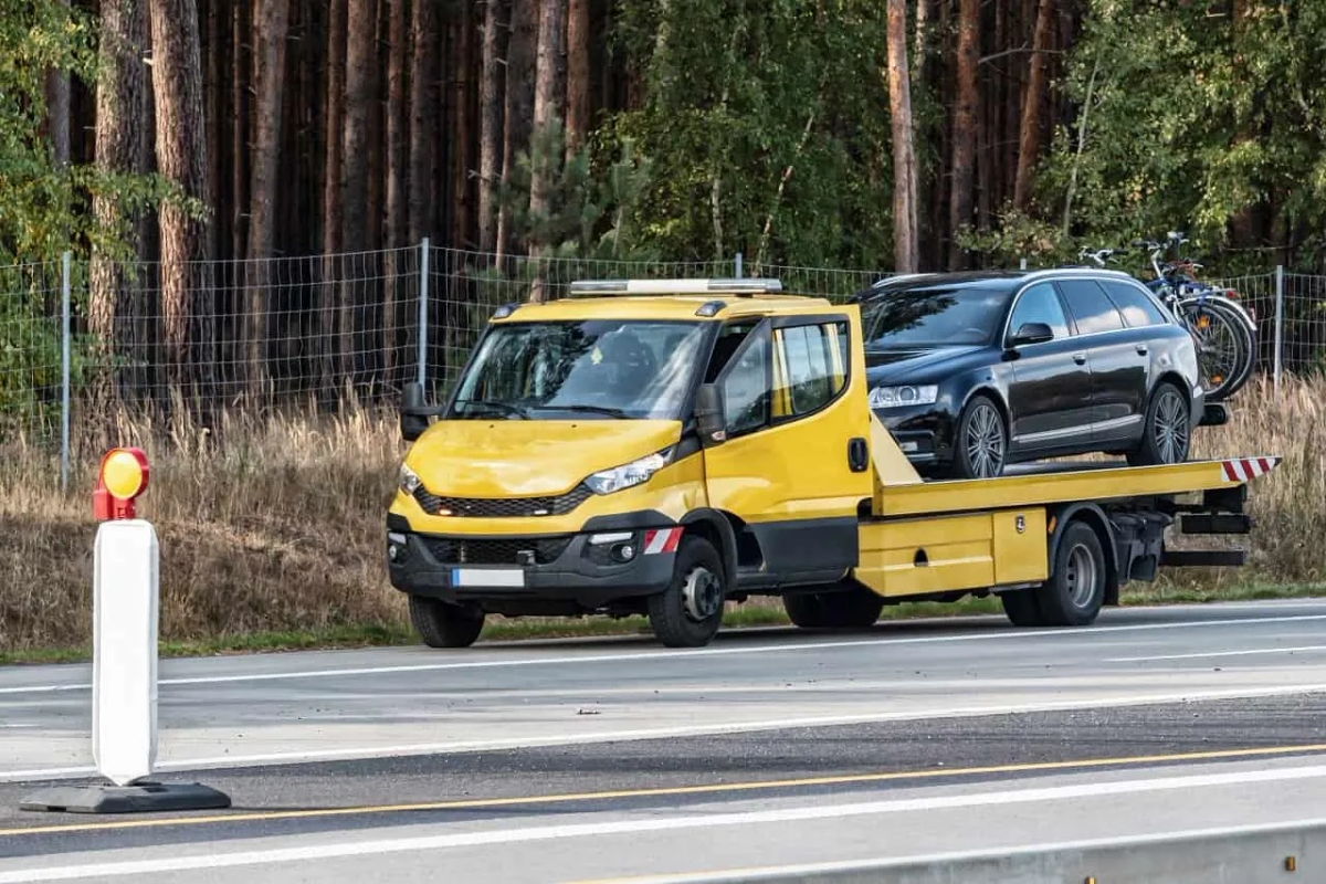 Ile kosztuje holowanie auta przez straż miejską? Sprawdź ceny w miastach
