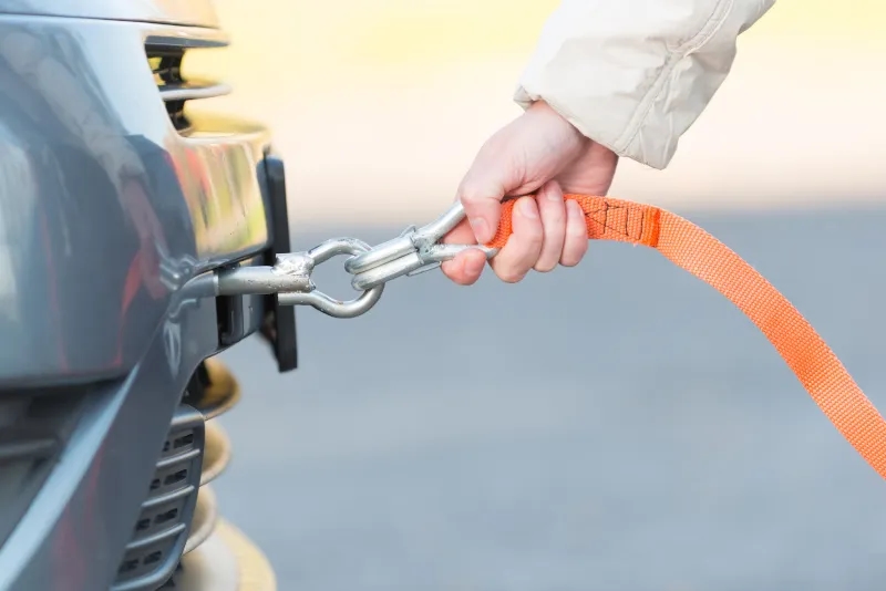 Jak holować auto bez haka: praktyczne porady i bezpieczeństwo
