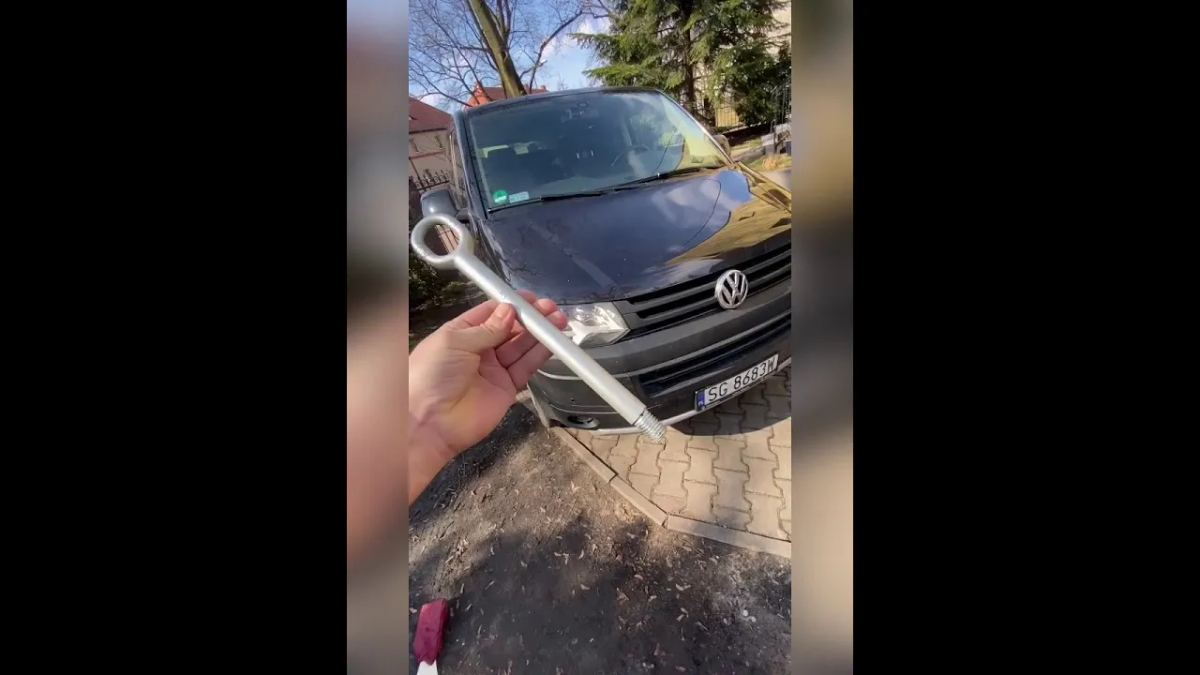 Gdzie wkręcić ucho do holowania VW T5 i uniknąć problemów z holowaniem