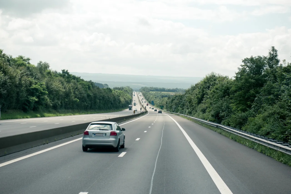 Jakie jest ograniczenie prędkości na autostradzie w Polsce? Sprawdź!